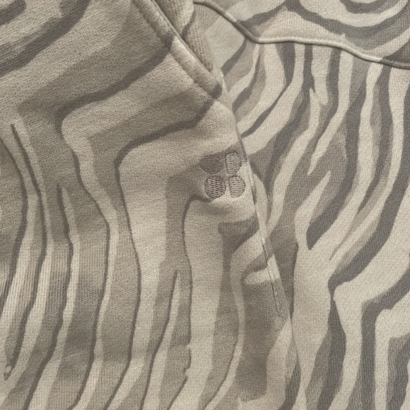 Sweaty Betty Essential Shorts - Light Grey Zebra Print - Picture 6 of 7